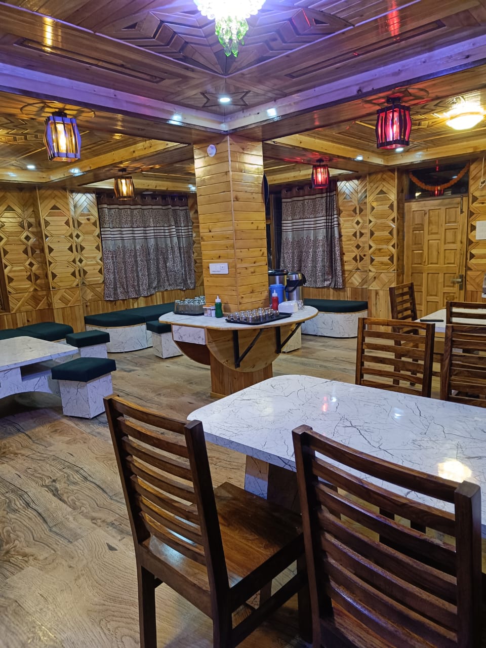 Traditional Dining Lounge
