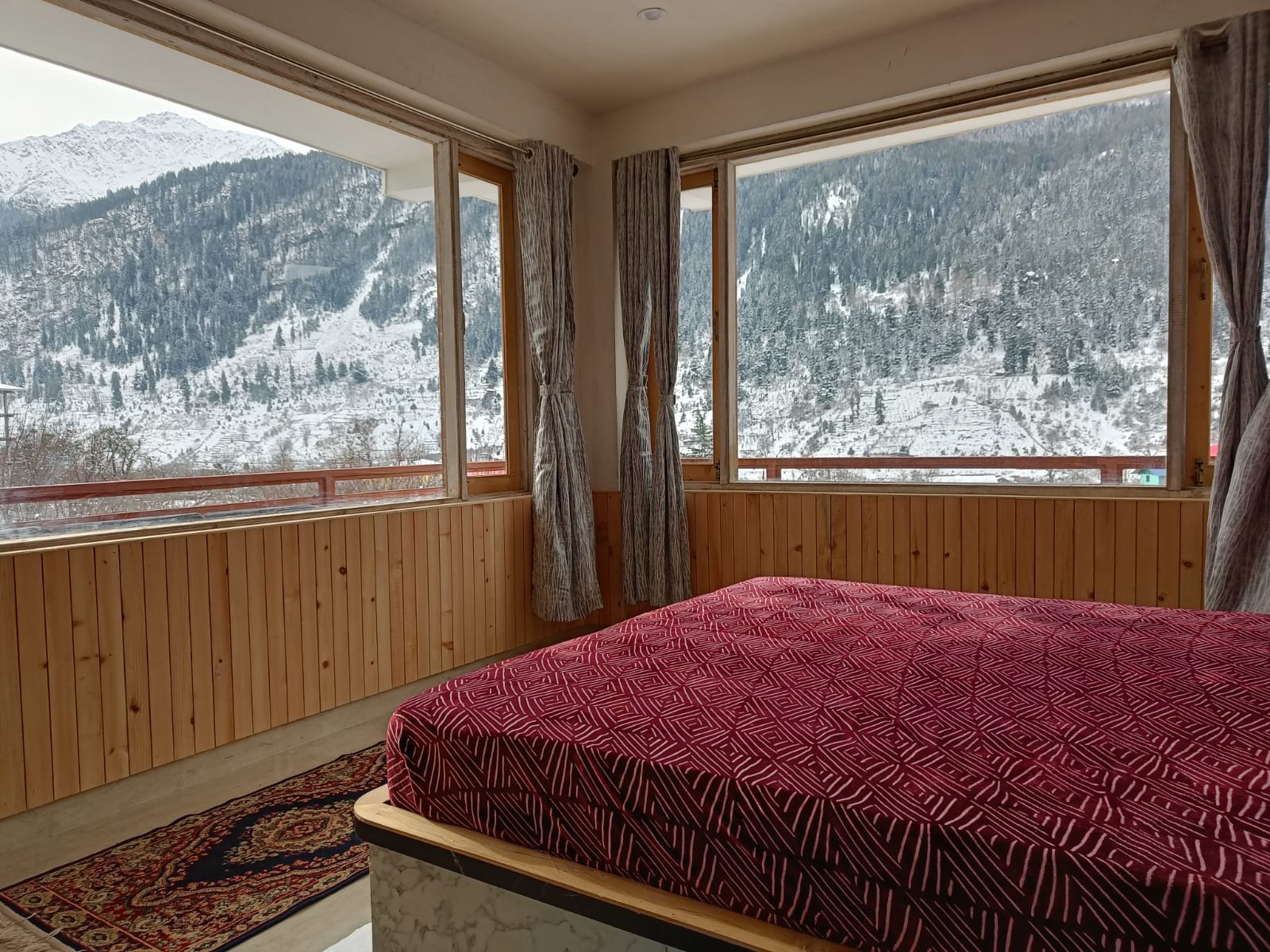 Himalayan winter snow crests